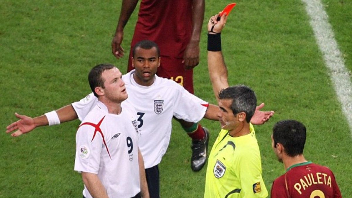 Rooney ve la tarjeta roja ante la Portugal de Cristiano