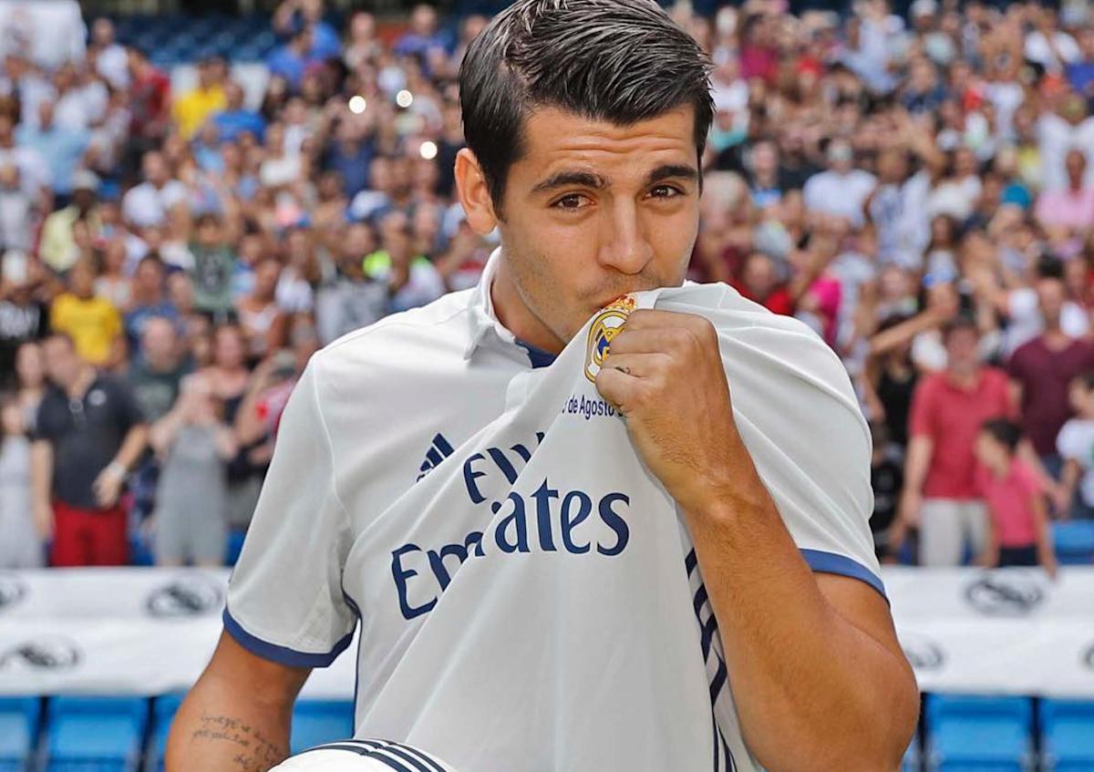 Morata besa el escudo del Real Madrid