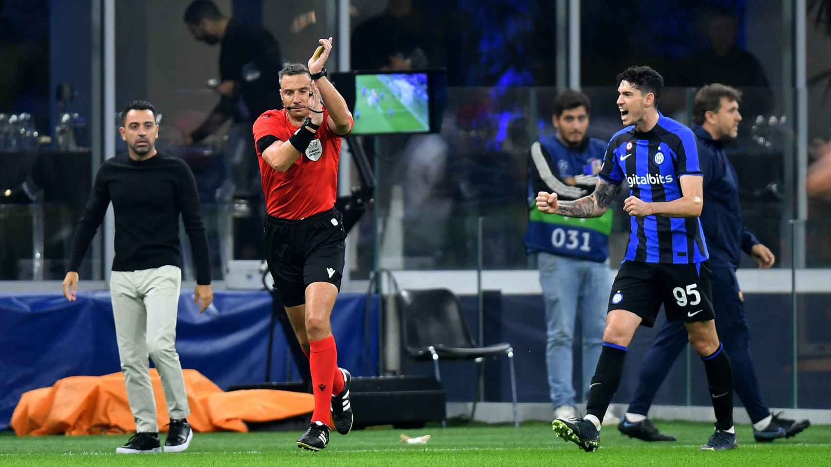 Xavi y el colegiado se las tuvieron durante todo el partido de ayer