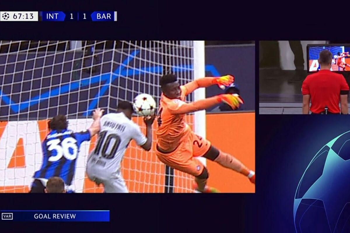 La imagen del VAR que demuestra que Ansu Fati toca el balón con la mano antes del gol de Pedri