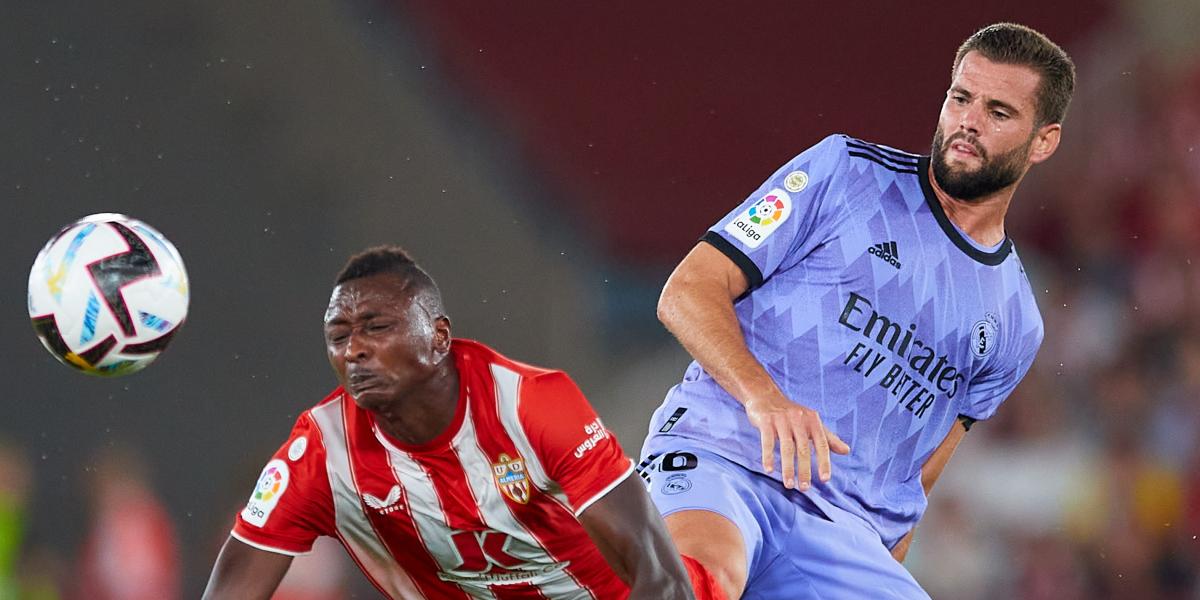 Nacho Fernández despejando un balón en la primera jornada ante el Almería