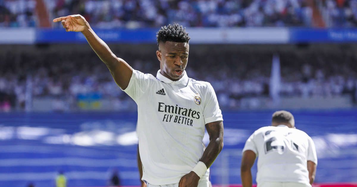 Vinicius baila con la afición tras anotar un gol en un partido