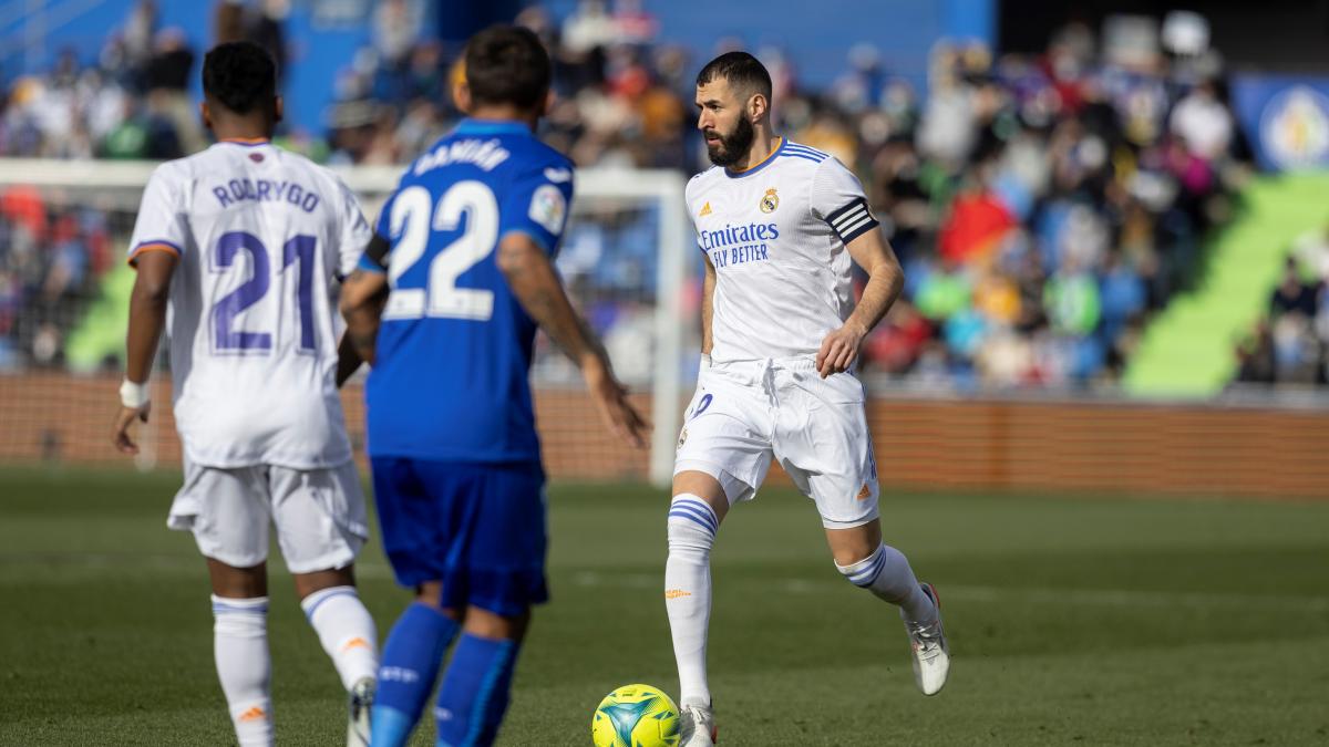 Benzema controla un balón ante el Getafe la temporada pasada