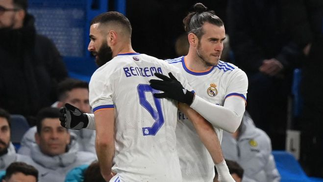 Bale entra al campo para recibir una pitada más