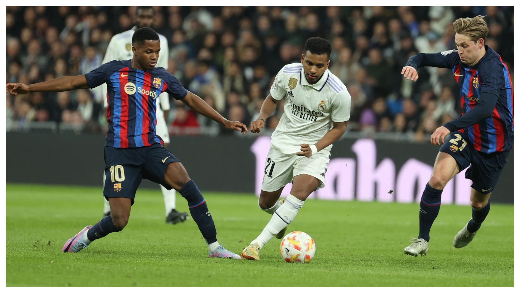 Ansu Fati persigue a Rodrygo goes Ansu Fati persigue a Rodrygo goes