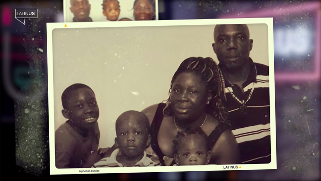 Alphonso Davies junto a sus padres y hermanos Alphonso Davies junto a sus padres y hermanos