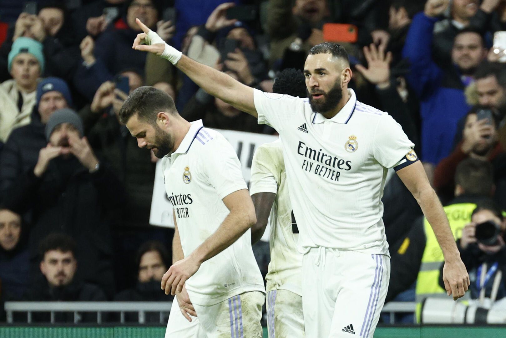Benzema celebra uno de sus últimos goles con el Real Madrid 