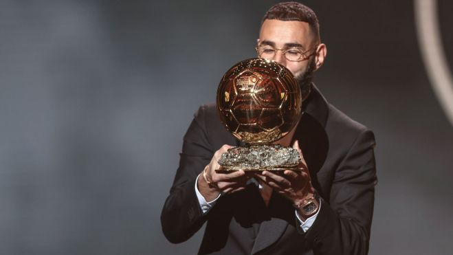 Karim Benzema recibió ayer el Balón de Oro