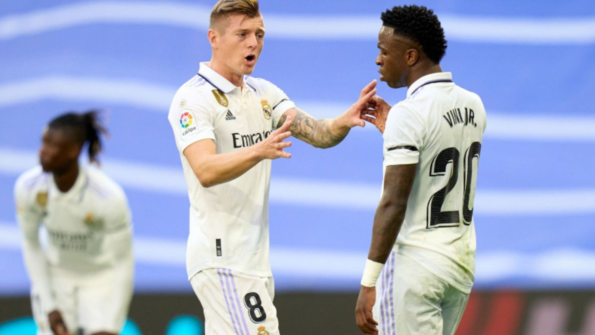 Toni Kroos calmando a Vinicius Jr