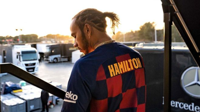 lewis hamilton con la camiseta del barca