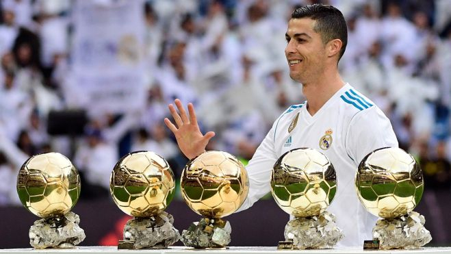Cristiano Ronaldo con sus 5 Balones de Oro