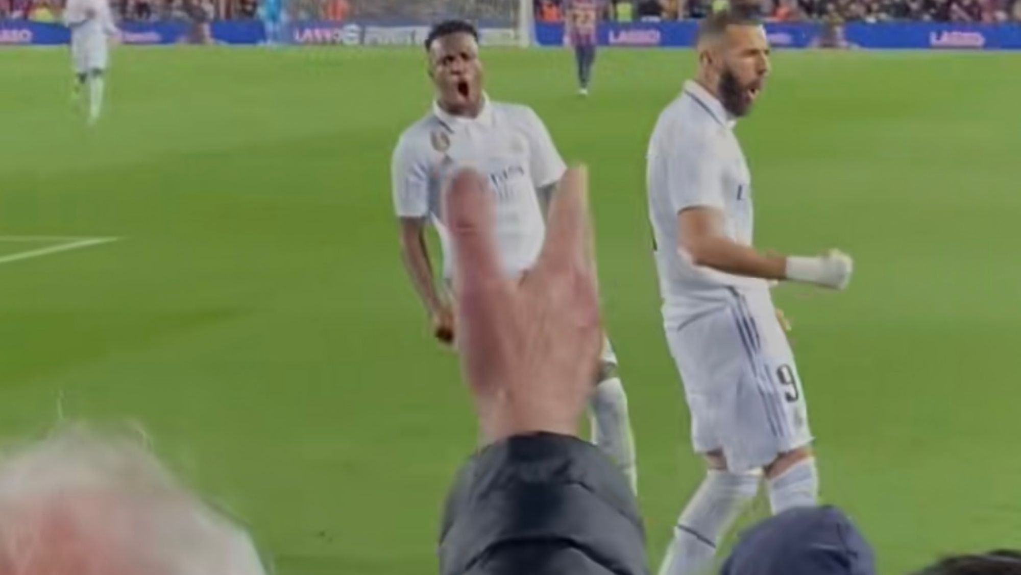 No se vio en TV: lo que le hicieron a Vinicius en el Camp Nou es muy grave
