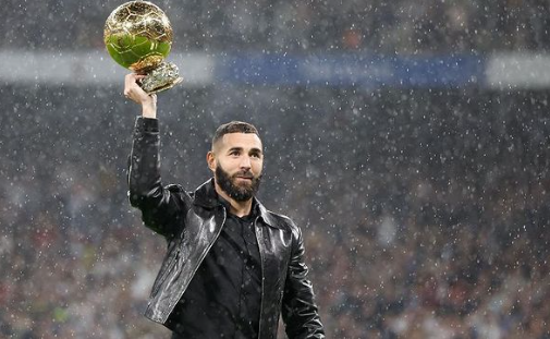 Karim Benzema con el Balón de Oro 