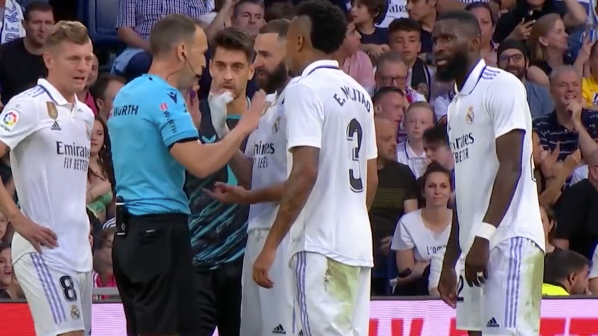 Benzema no es de protestar y se lo dijo en la cara al árbitro: no se vio en TV