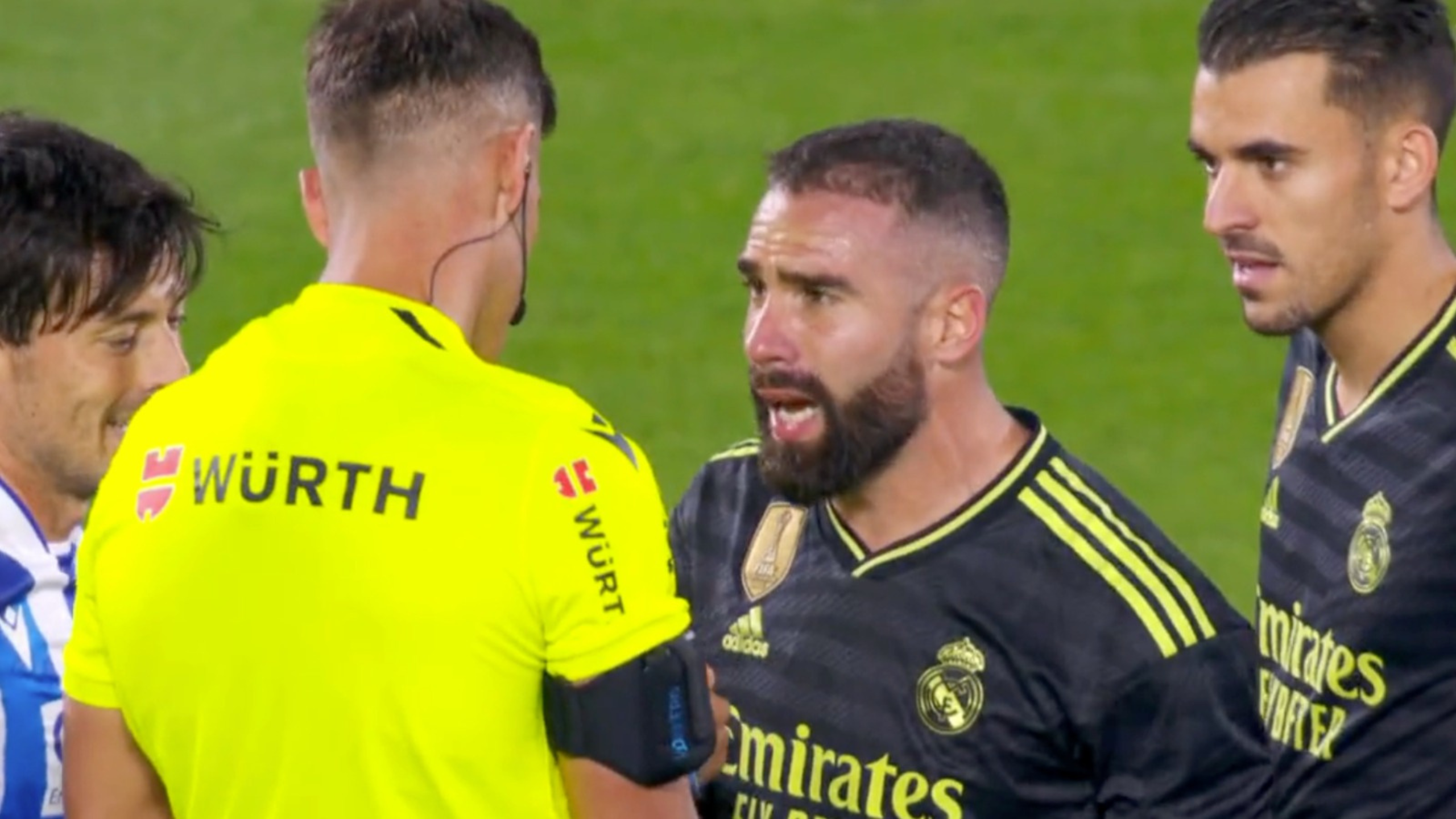 Dani Carvajal y Dani Ceballos protestaron y mucho al árbitro del partido: no se vio en TV