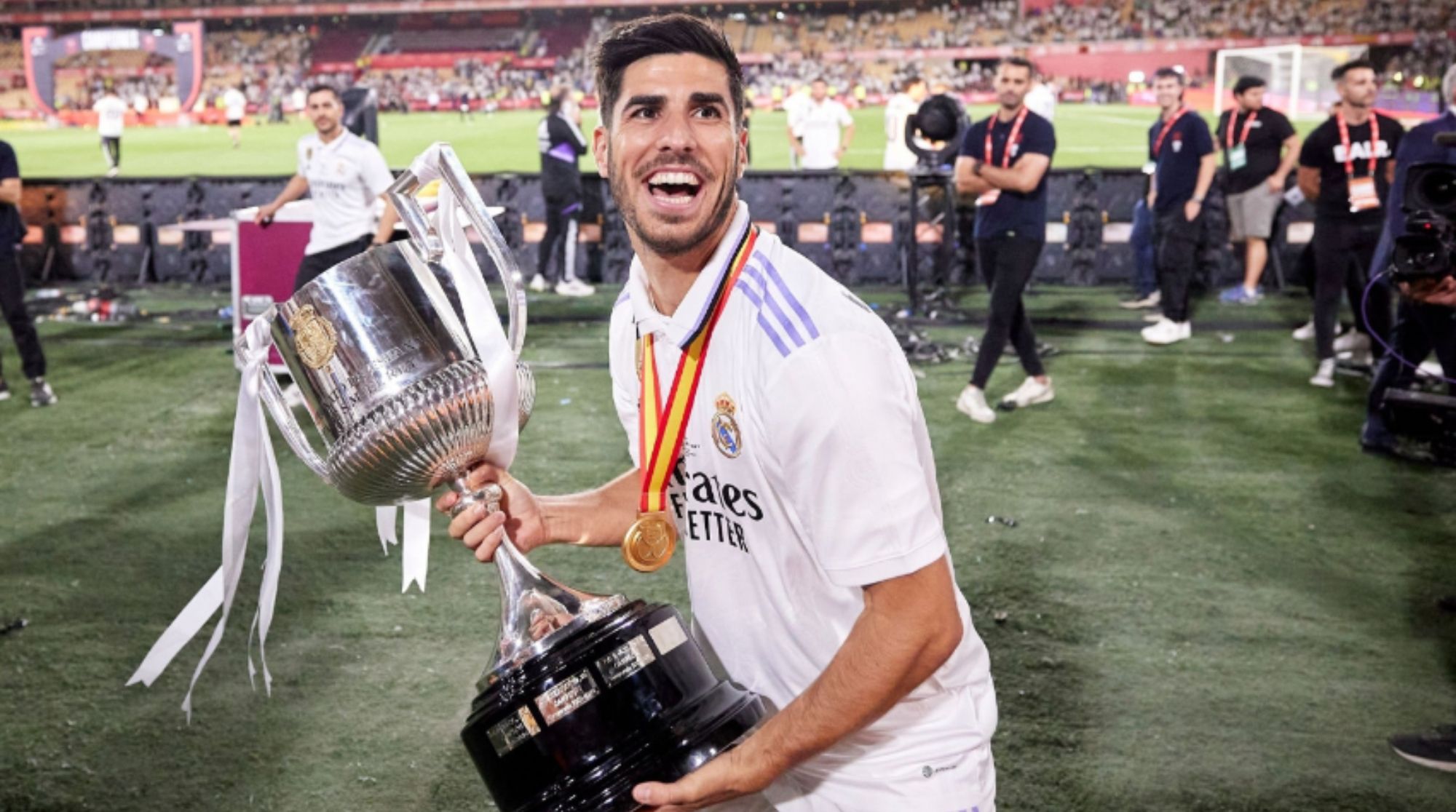 Marco Asensio con el título de la Copa del Rey Marco Asensio con el título de la Copa del Rey