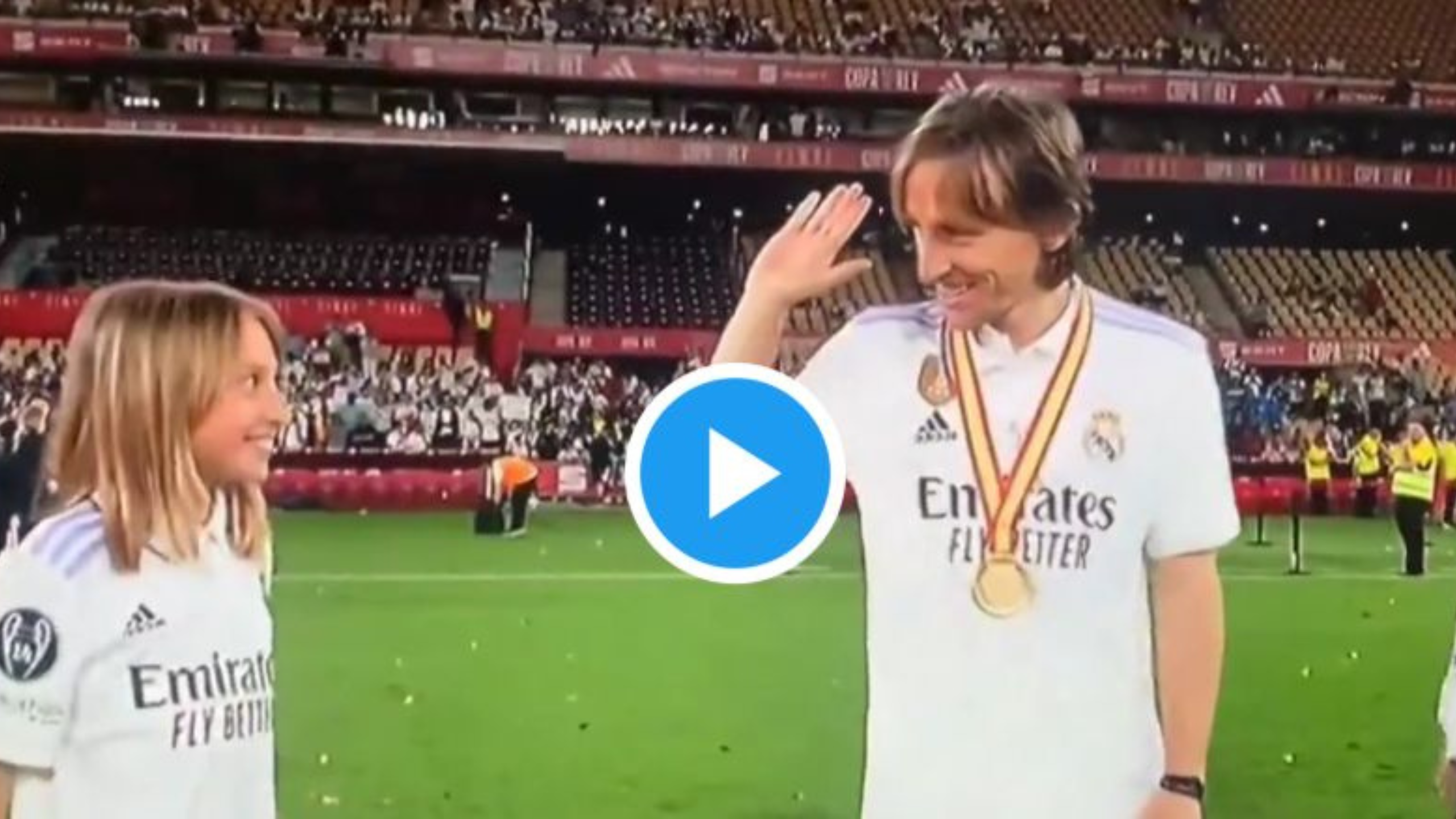 Modric le chocaba la mano a su hija  Modric le chocaba la mano a su hija