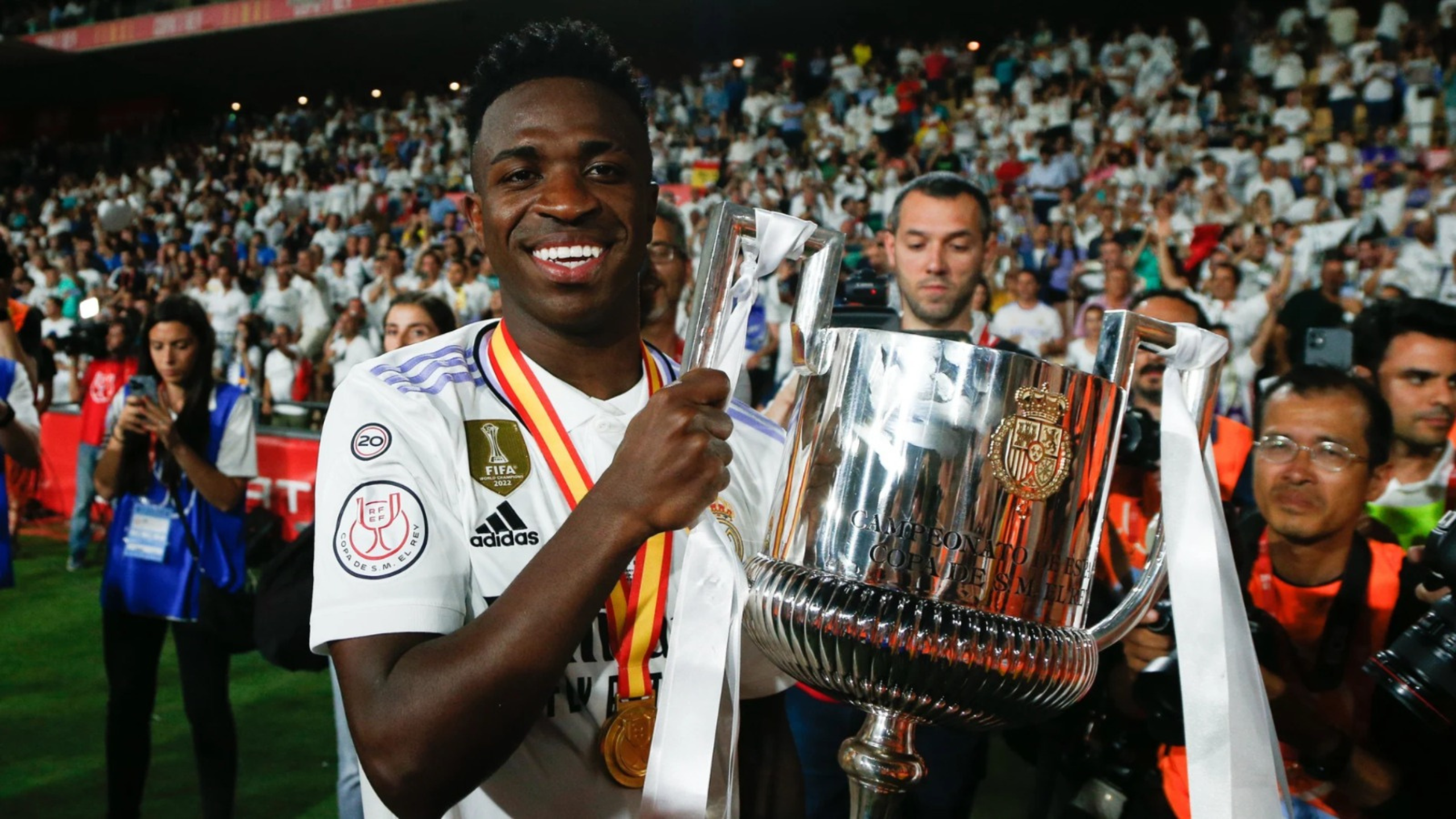 Vinicius con la Copa del Rey  Vinicius con la Copa del Rey