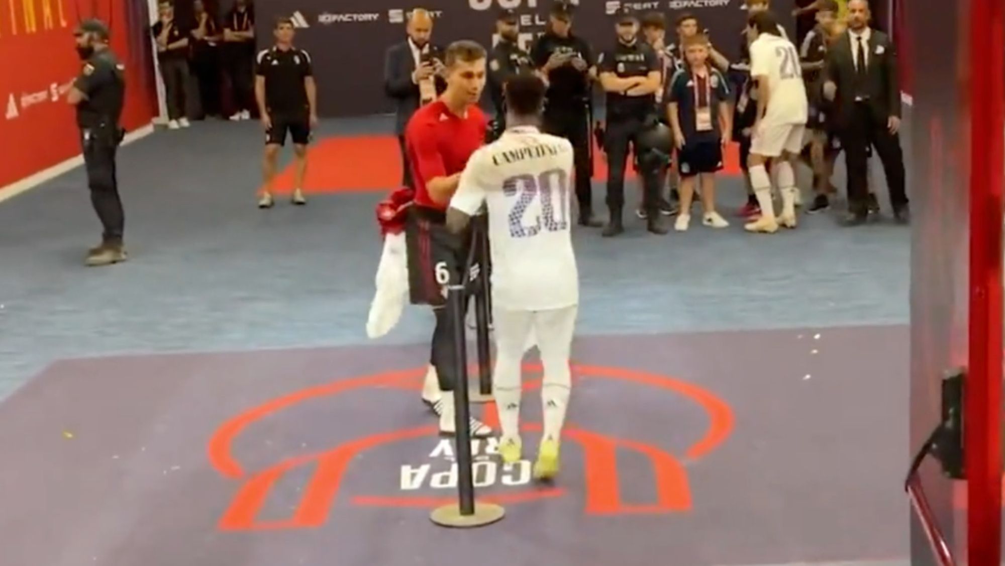 No se vio en TV: lo que hizo Vinicius con Torró fue omitido por la prensa