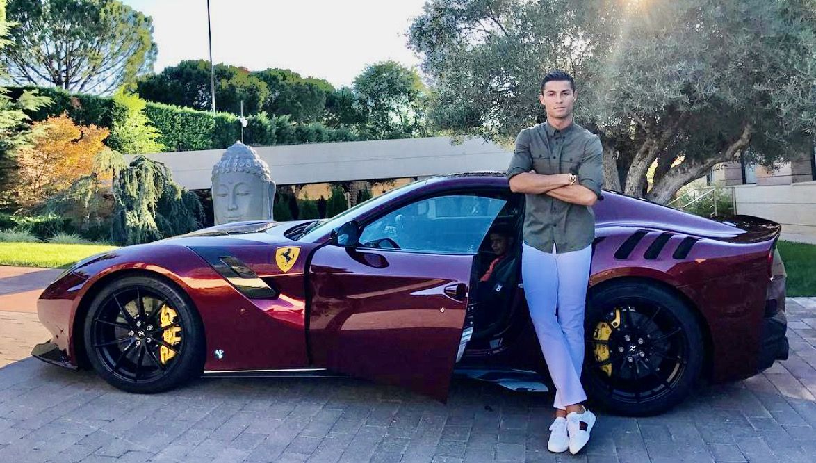Cristiano Ronaldo con su Ferrari