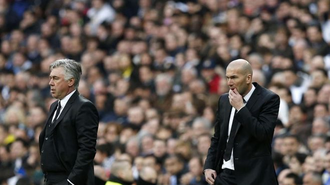 Zidane y Ancelotti durante un partido entrenando juntos