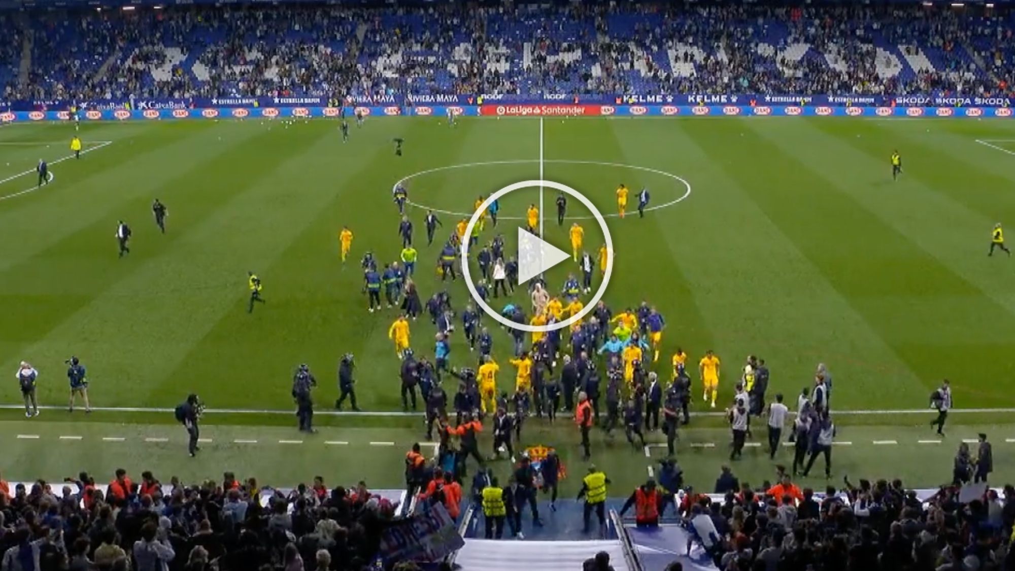 Invasión de campo tras proclamarse campeón de Liga el FC Barcelona