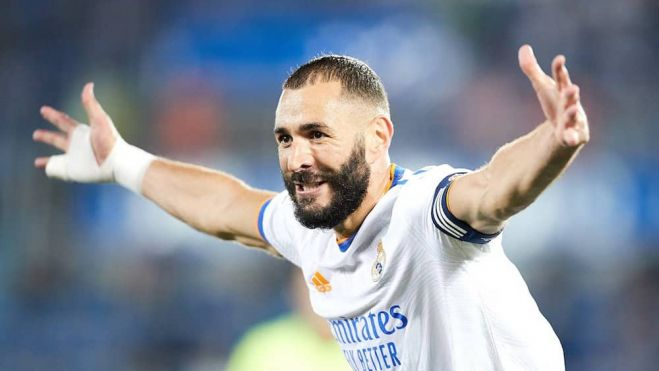Karim Benzema siempre escucha esto antes de saltar al terreno de juego Karim Benzema siempre escucha esto antes de saltar al terreno de juego