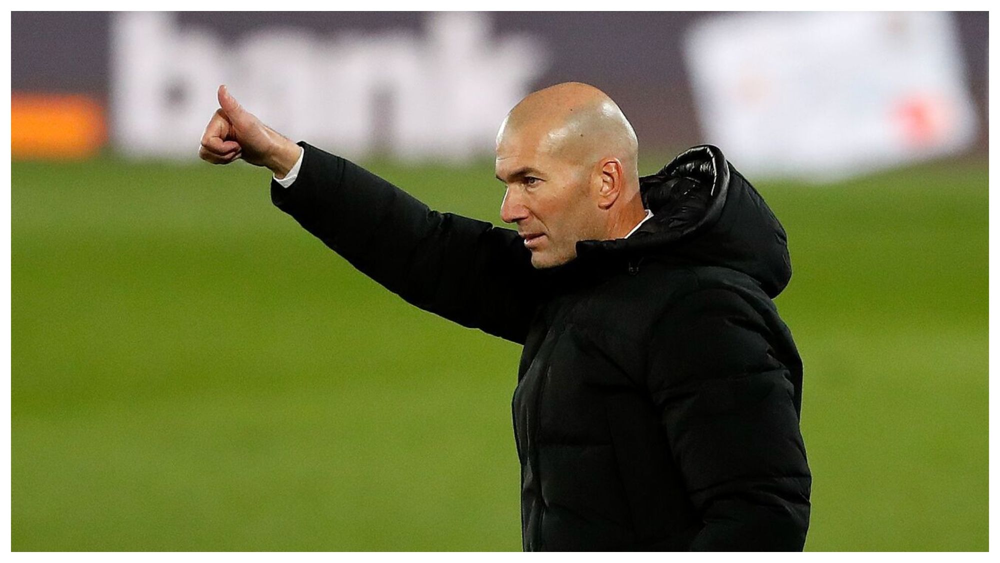 Zidane, pillado en el Bernabéu con su futuro en el airehay foto Zidane, pillado en el Bernabéu con su futuro en el airehay foto