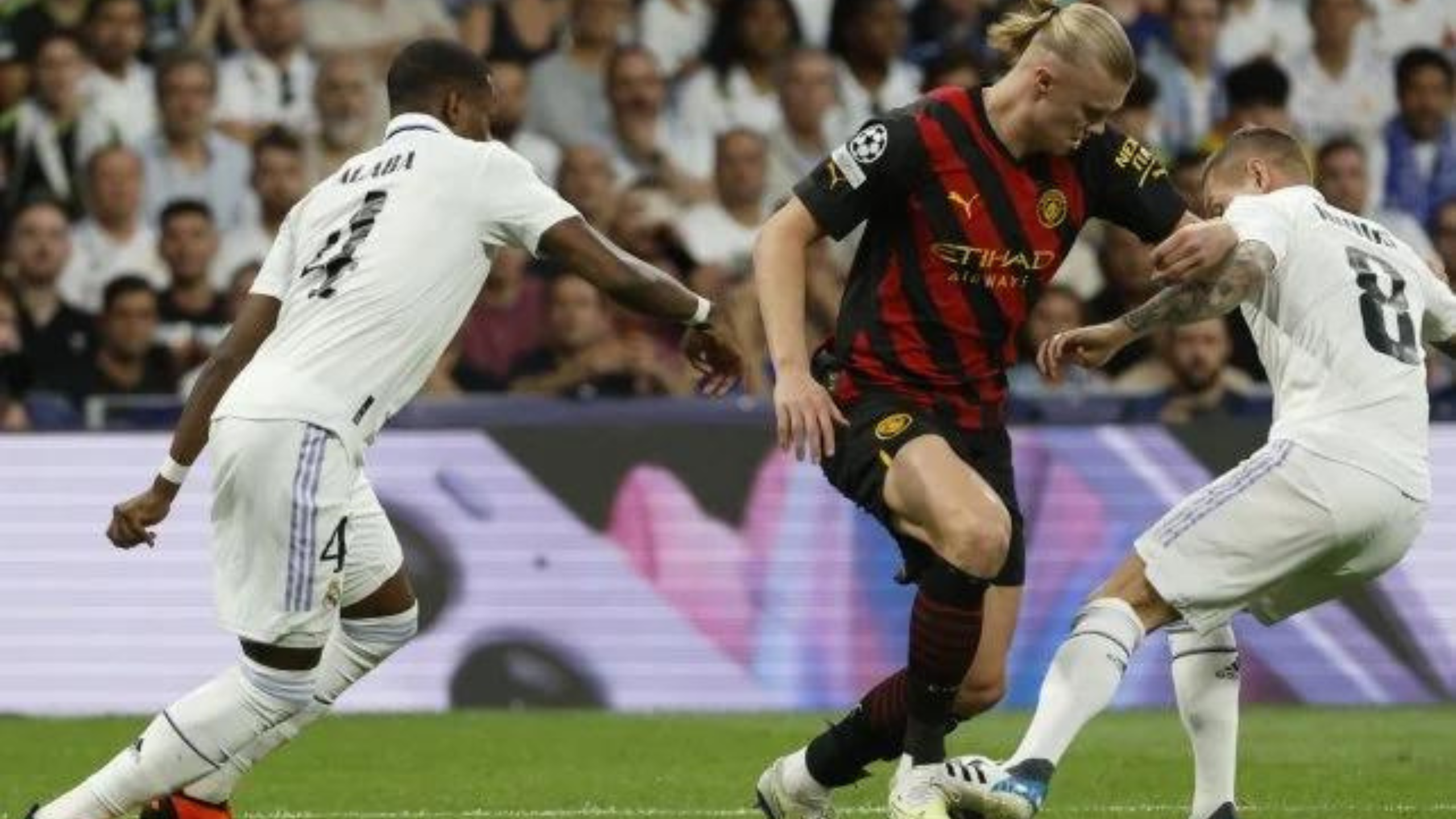 Haaland pujando un balón frente a los madridistas  Haaland pujando un balón frente a los madridistas