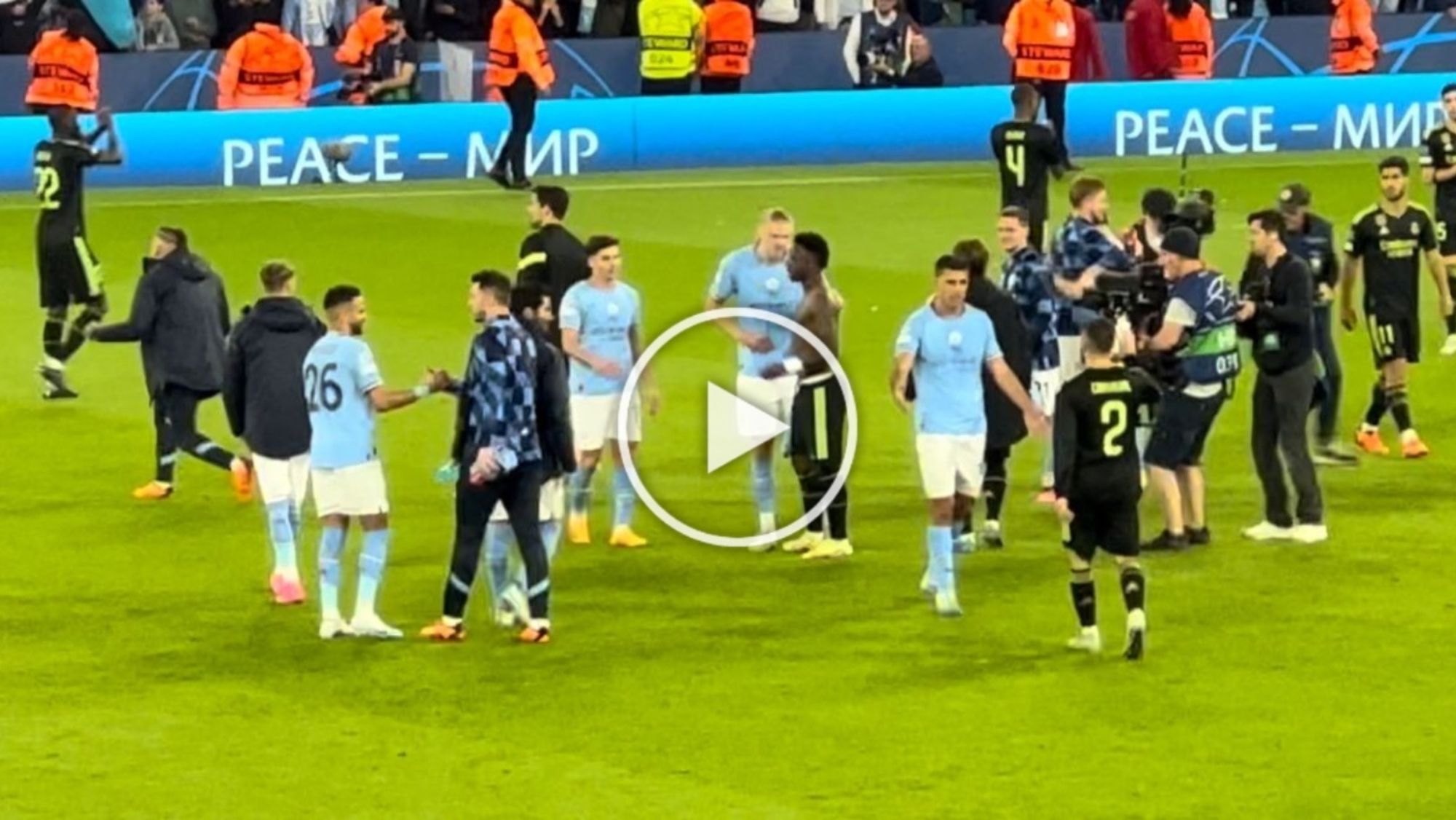 Vinicius se llevó una camiseta del City y le hizo una promesa a Haaland: cazado por las cámaras