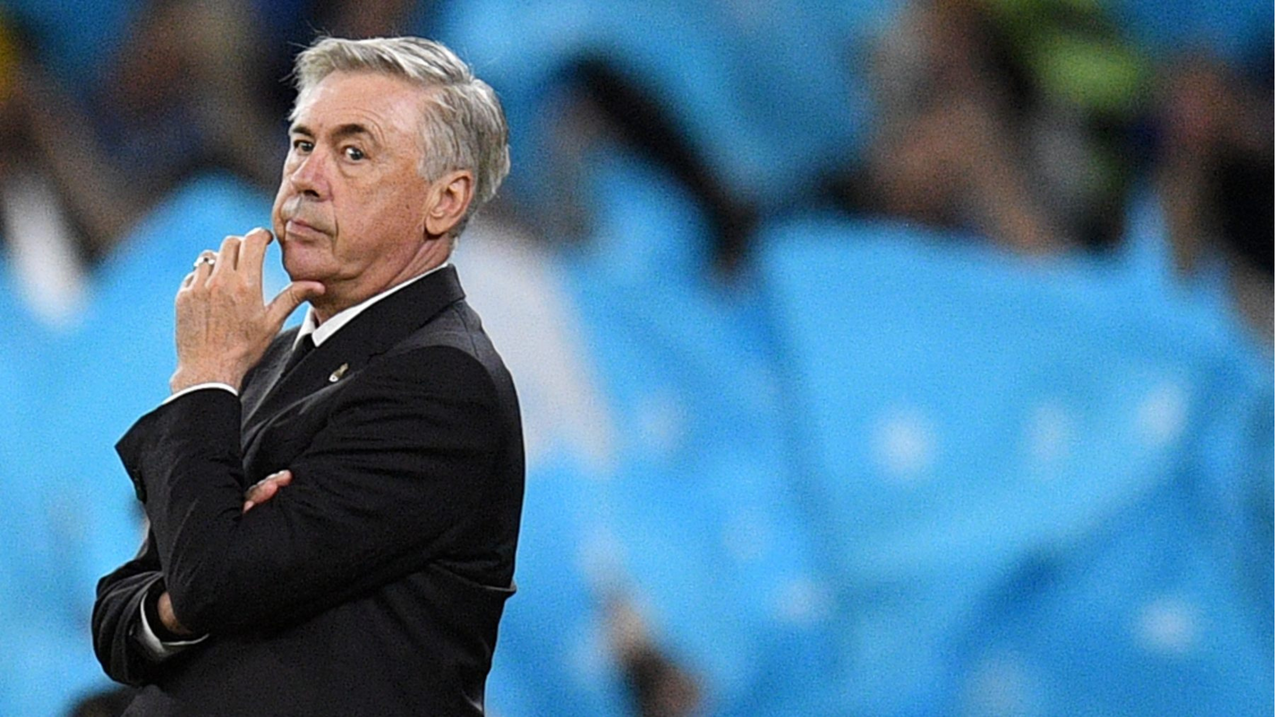 Carlo Ancelotti se lo mira desde lejos  Carlo Ancelotti se lo mira desde lejos