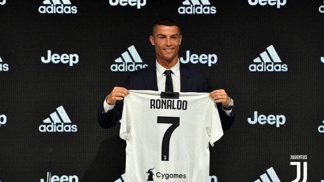 Cristiano Ronaldo con la camiseta de la Juve