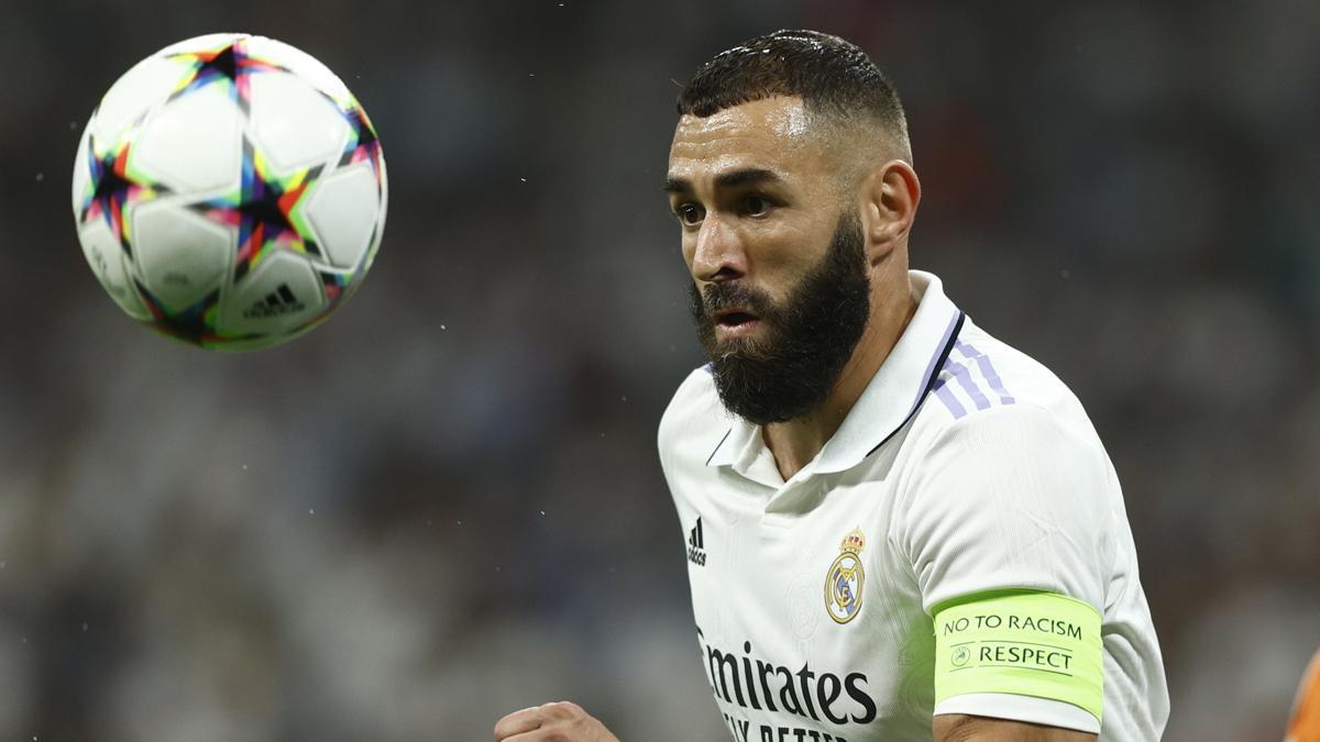 Benzema se apresura a cazar un balón en Champions
