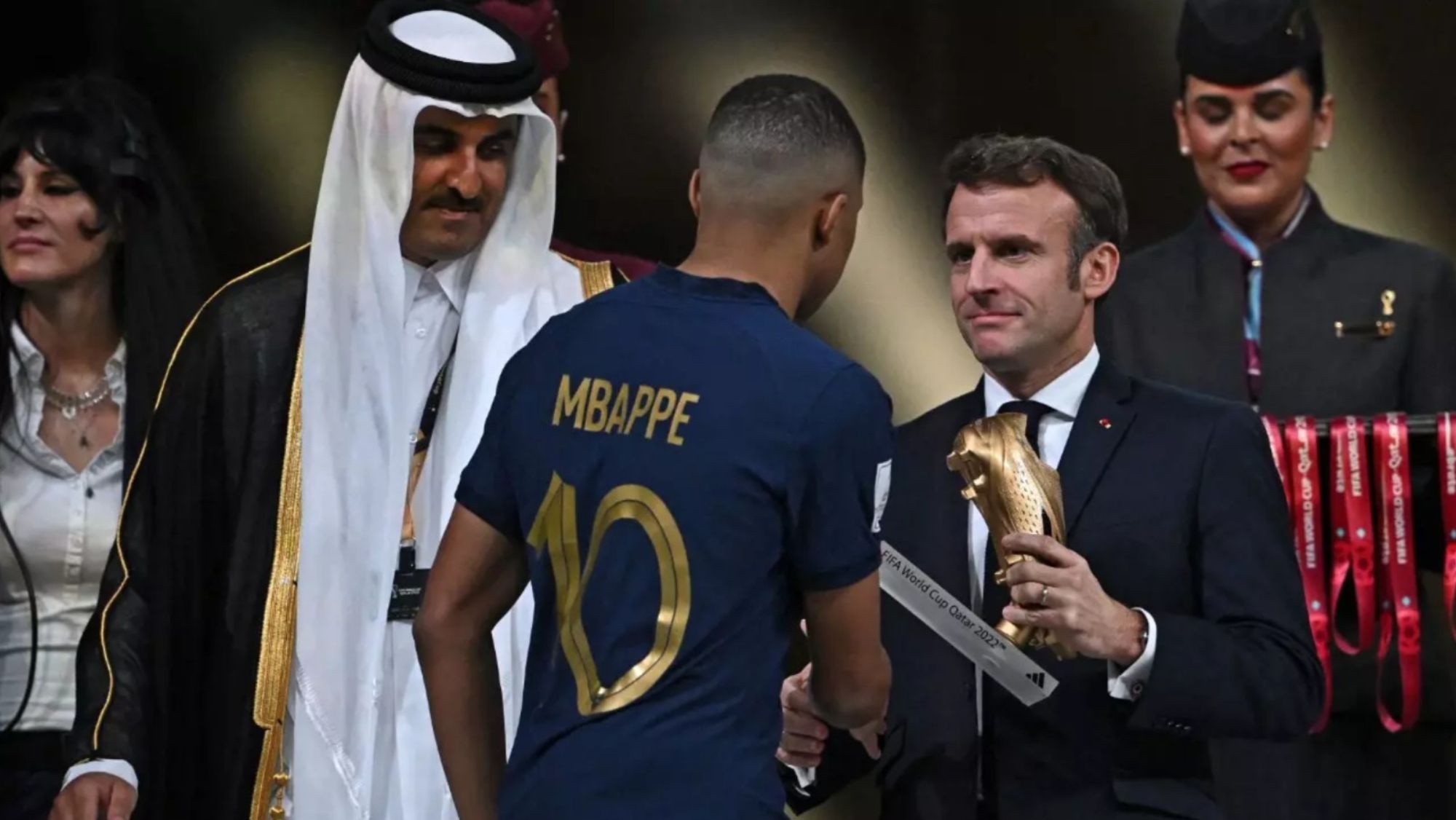Macron lanza un aviso a Mbappé si quiere irse ya al Real Madrid: "Voy a p..."