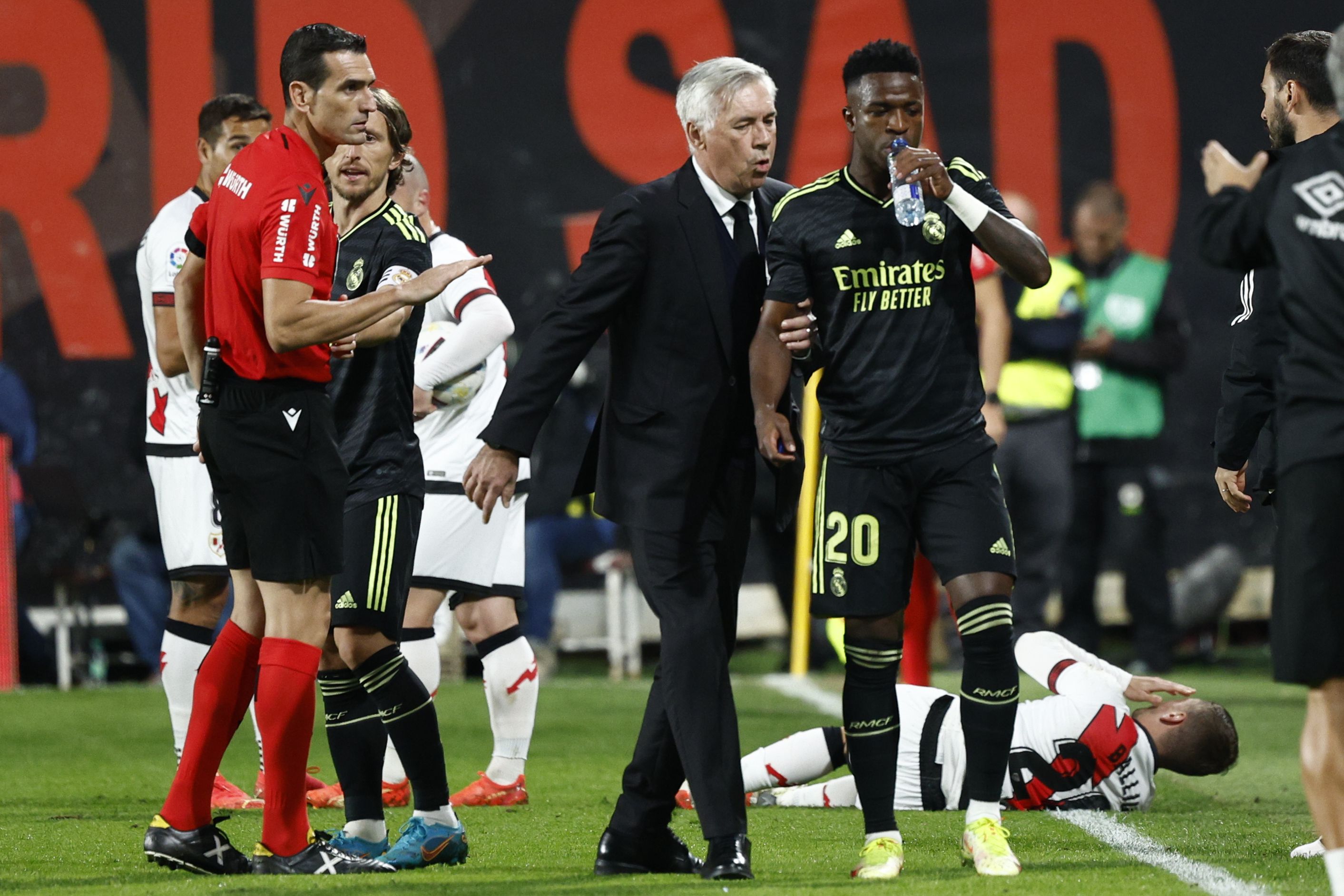 Ancelotti charla con Vinicius en el partido del otro día frente al Rayo Vallecano 