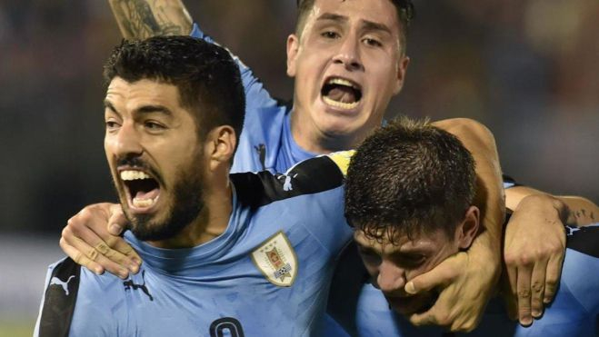 Fede Valverde y Luís Suárez celebrando un gol con Uruguay