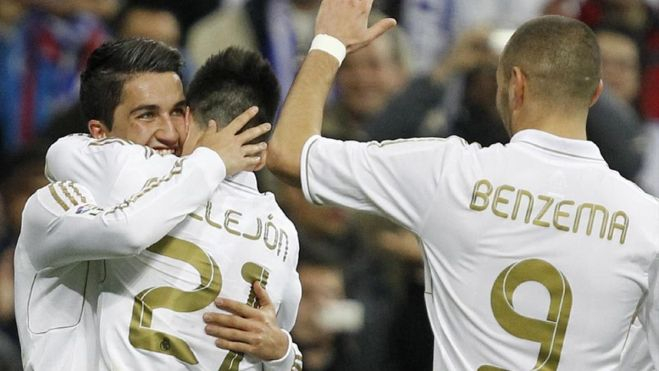 Sahin, Callejón y Benzema celebran un gol juntos en el Real Madrid 