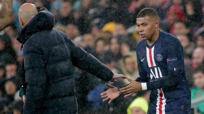Zidane da la mano a Mbappé Zidane da la mano a Mbappé
