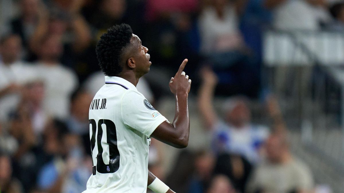 Vinicius celebrando un gol mirando al cielo 