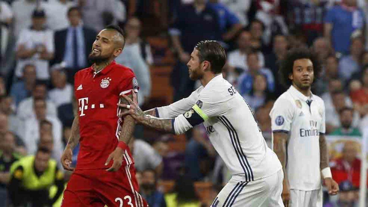 Sergio Ramos aparta a Arturo Vidal en una ocasión que ambos se enfrentaron en Champions