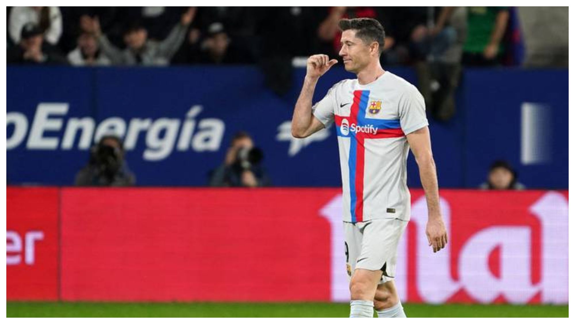Gesto de Lewandowski tras ser expulsado. Mourinho lo explicó todo / César Manso