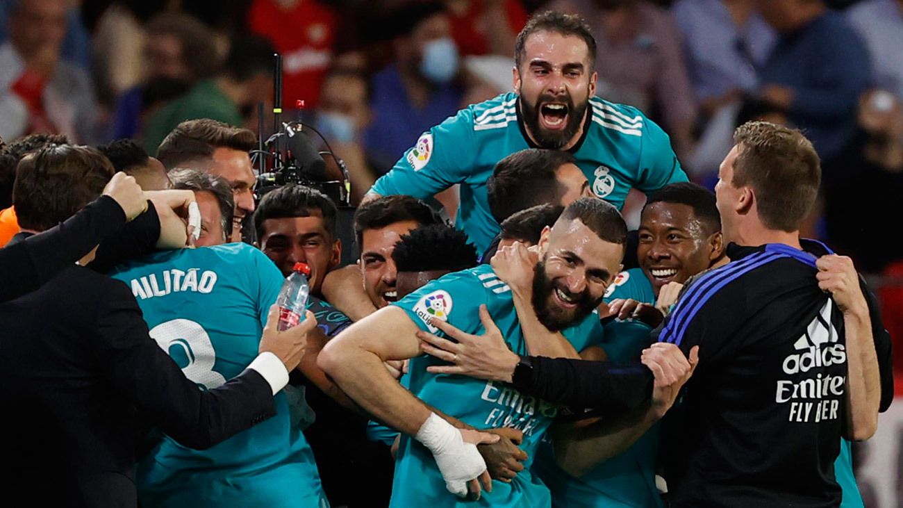 Los jugadores madridistas celebraron por todo lo alto el gol de Benzema