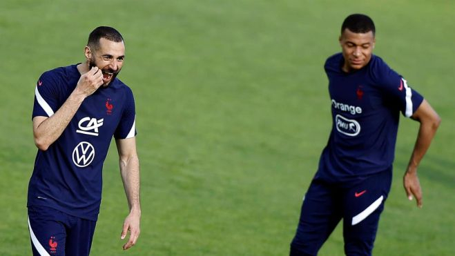 Benzema y Mbappé en un entrenamiento con la selección francesa