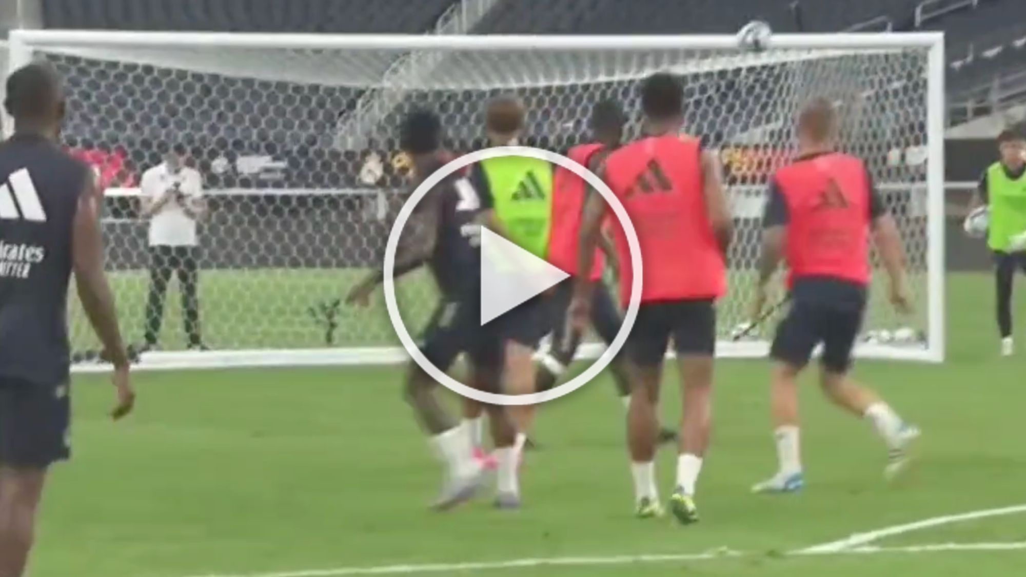 Vinicius saca el látigo: su golazo por la escuadra que sorprende hasta a Ancelotti