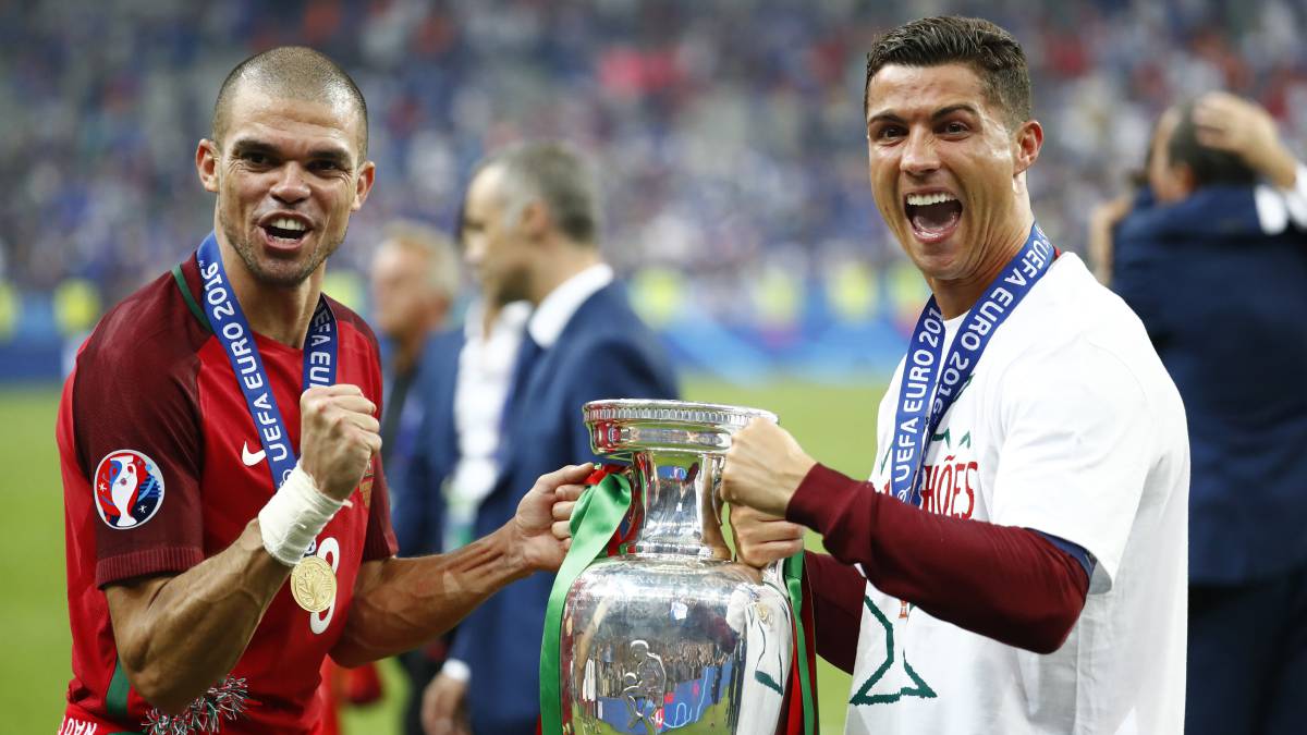 Cristiano Ronaldo y Pepe, levantando la Eurocopa de 2016