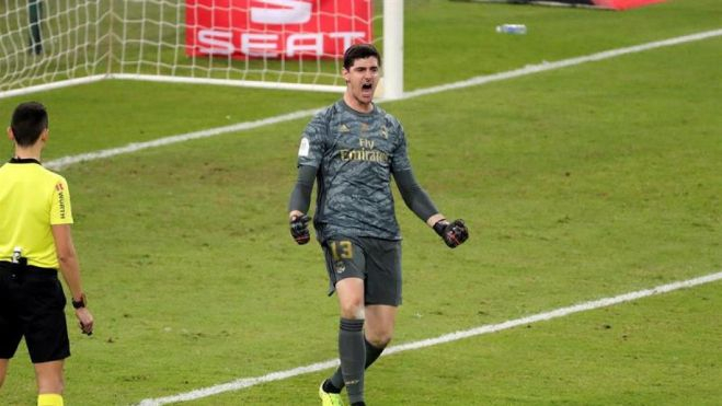 Thibaut Courtois celebra un penalti atajado