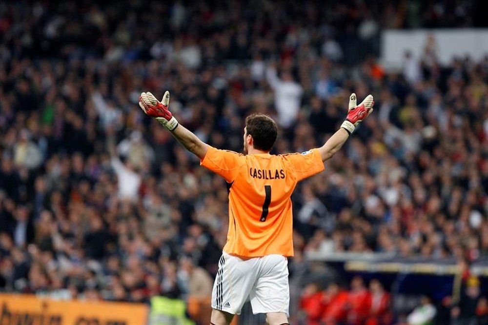 Iker Casillas coloca a los suyos en un partido con el Real Madrid Iker Casillas coloca a los suyos en un partido con el Real Madrid