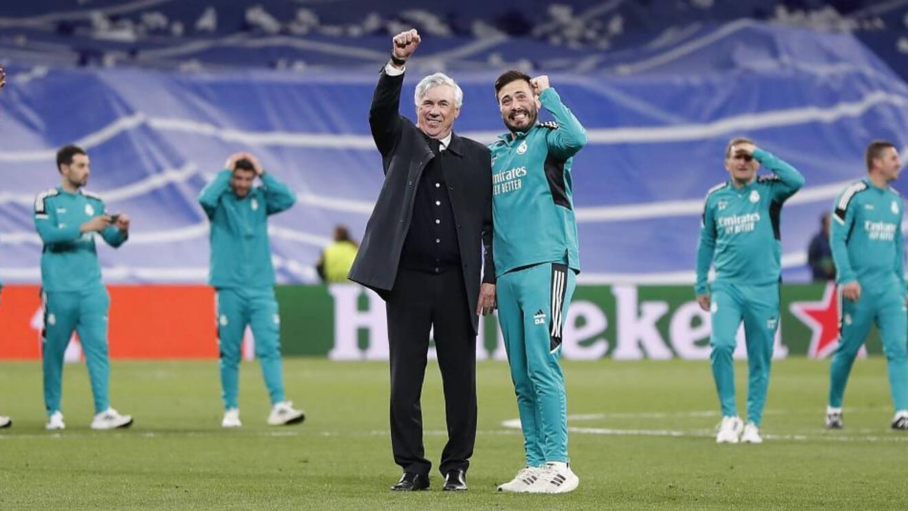Varios miembros del cuerpo técnico y utilleros del Real Madrid a las espaldas de Ancelotti Varios miembros del cuerpo técnico y utilleros del Real Madrid a las espaldas de Ancelotti