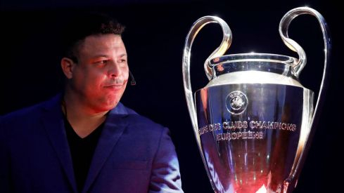 Ronaldo observa la Copa que se le resistió Ronaldo observa la Copa que se le resistió