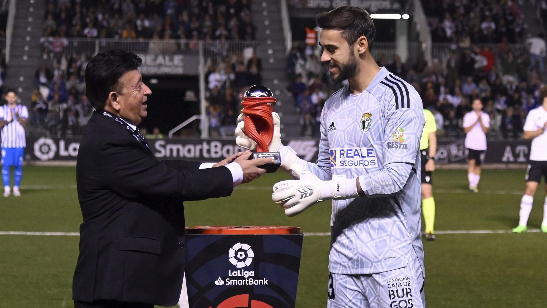 José Antonio Caro recibió la felicitación de Courtois por su récord